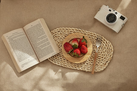 沙发上的水果和书本背景图片