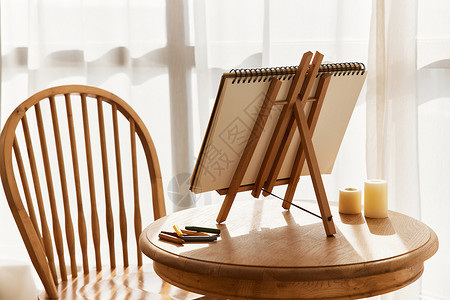 圆木桌圆桌上的绘画本和蜡笔背景