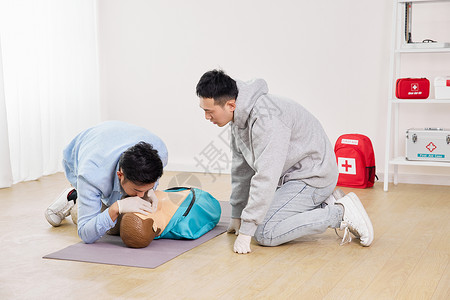 示范人工呼吸急救教学的青年男老师背景