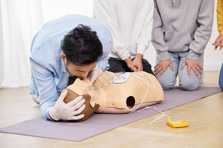 医疗教学青年男性示范人工呼吸急救教学背景