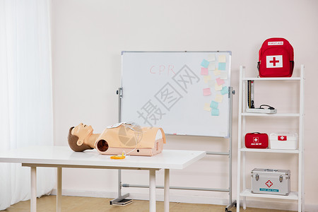 假人模型急救课教室背景