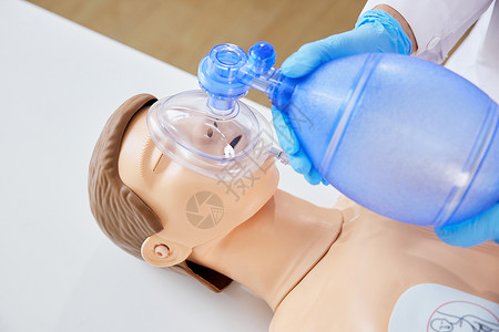 医护人员示范呼吸球囊急救方法高清图片