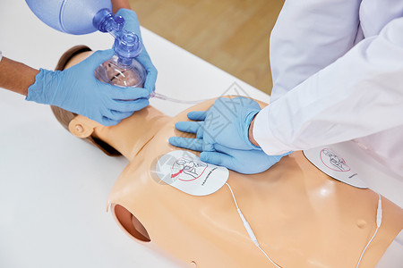 医护人员示范呼吸球囊急救按压方法高清图片