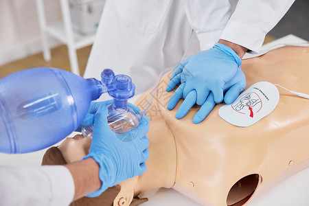 医护人员示范呼吸球囊急救方法特写高清图片