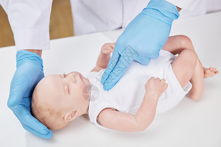 医生示范婴儿急救方法手部特写高清图片