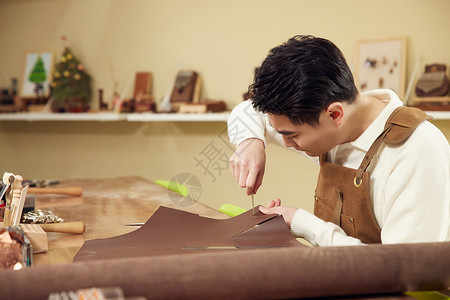 男工匠裁剪皮料皮具手工制作高清图片素材