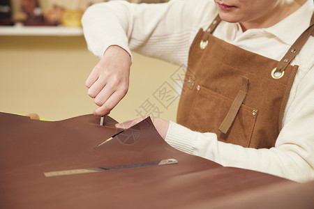 男性工匠裁剪皮料皮具特写手艺高清图片素材