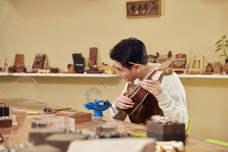 男性工匠手工制作尤克里里图片