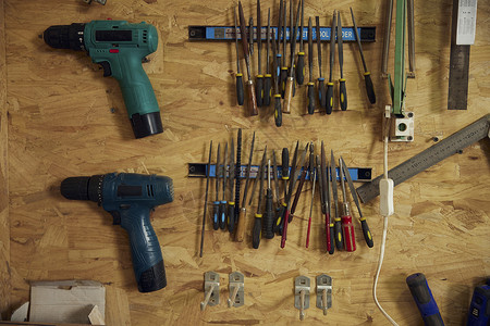 工匠人工作室墙上的工具图片