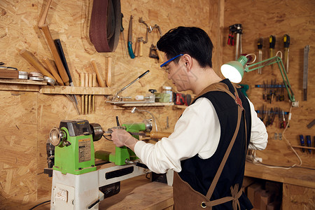 男性工匠使用工具打磨形象图片