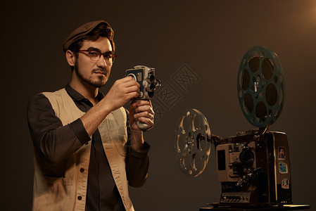 影视工作室、拿着手持摄影机的文艺男青年背景