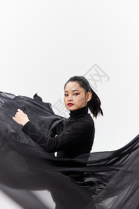 中国风女性舞者甩动裙摆图片