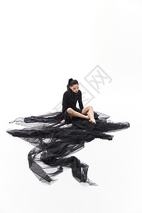 黑色纱布水墨风格美女坐在地上背景