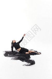 黑色纱布水墨风舞蹈美女坐在地上背景