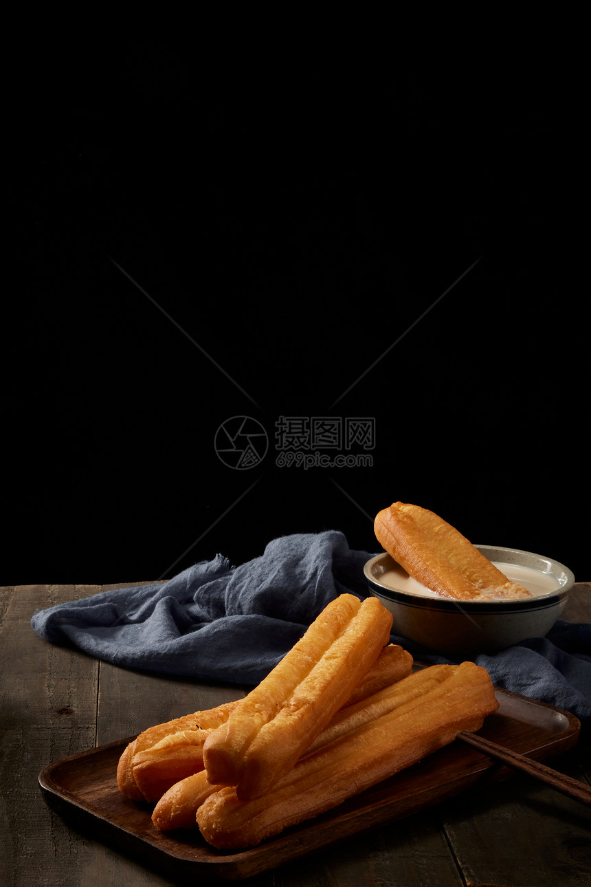 中式传统早餐油条豆浆图片