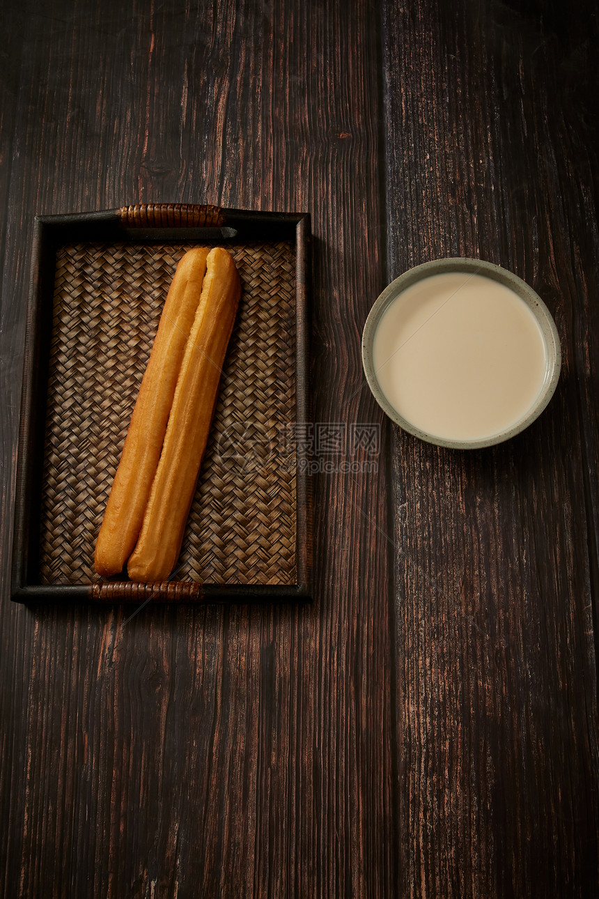 中式早餐油条和豆浆图片