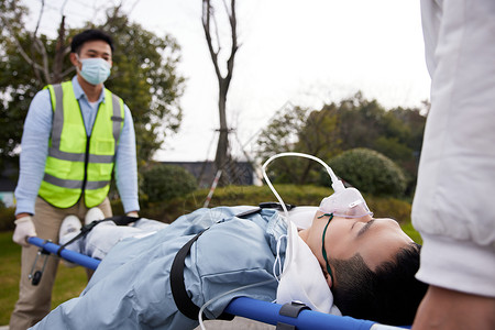 病人呼吸急救医护人员手抬担架救助病人背景