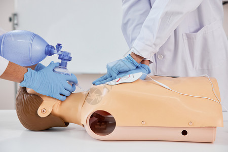 医护人员示范呼吸球囊急救按压方法特写高清图片