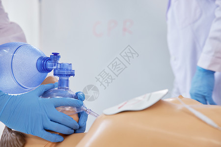 医护人员示范呼吸球囊急救按压方法图片