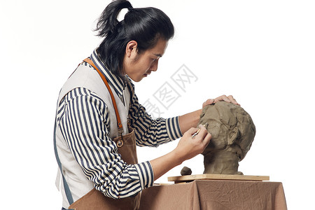 男艺术家雕刻泥塑作品形象背景图片