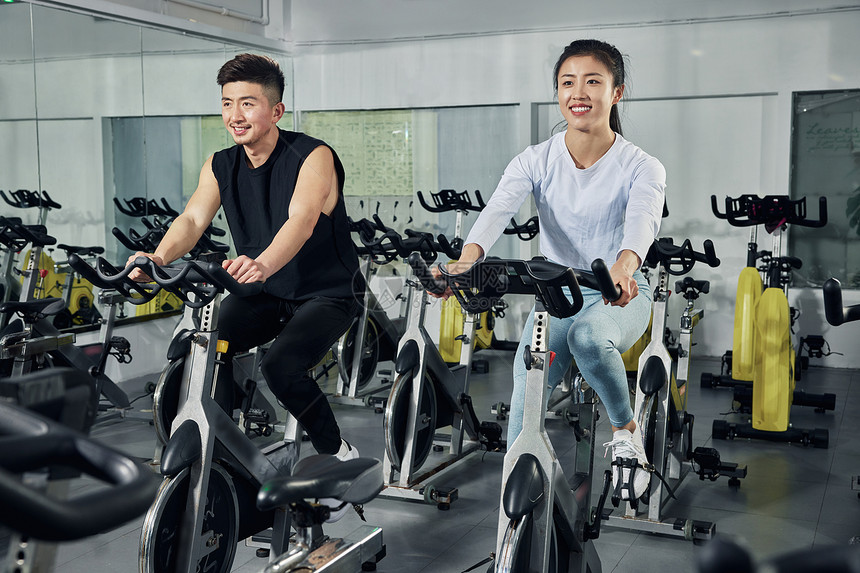 健身房动感单车练习的男女图片