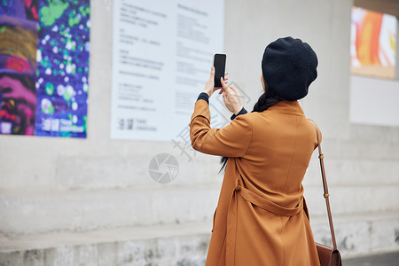 气息海报博物馆看展的青年女性背影背景