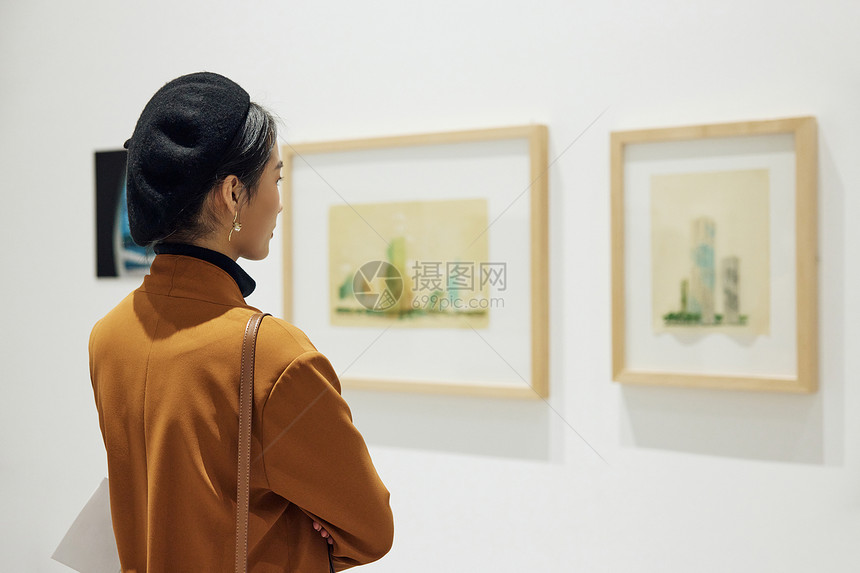 博物馆里看展的青年女性图片