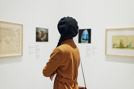 文化气息背景博物馆看展的青年女性背影背景