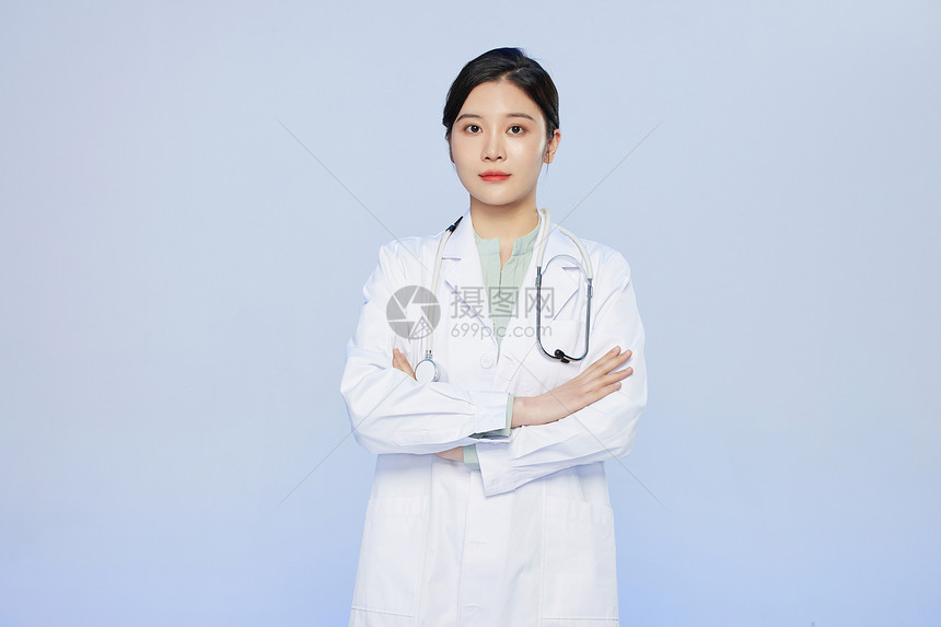 美女职业医生抱胸形象图片