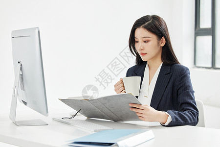 喝茶女商务女性坐电脑前办公喝茶背景
