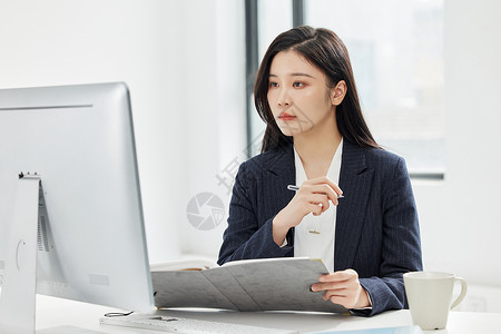 女看电脑职业商务女性办公看电脑背景