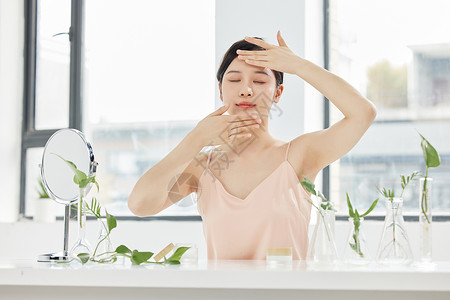 嫩滑护肤使用植物精油护肤美容的美女背景