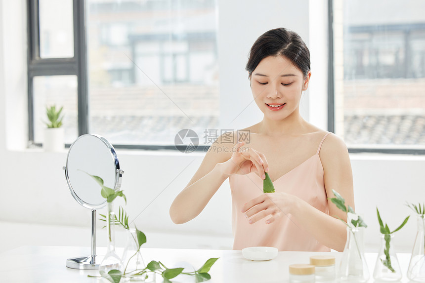 美女使用芦荟胶护肤图片