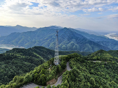 航拍大山中5G信号塔背景图片