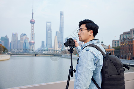 拍摄城市风光的男摄影师形象高清图片