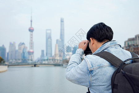 拍摄上海地标的男摄影师形象背景图片