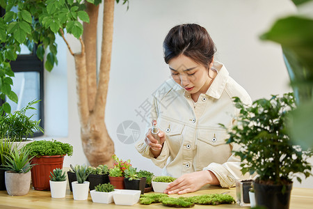 春肌补水用喷壶对植物喷水的女性背景