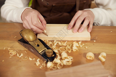 男性工匠打磨木头手部特写图片