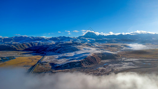 川西塔公草原的云海木雅雪山图片