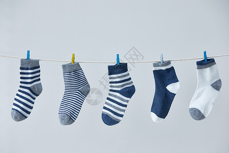 晾衣绳上晾晒着的袜子背景图片