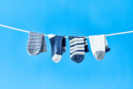 晾衣绳上晾晒着的袜子图片