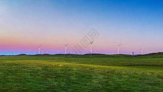 绿色的草原和风车背景图片