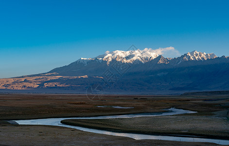 喀什维那塔新疆喀什帕米尔高原塔合曼湿地和慕士塔格峰背景