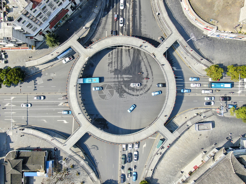 俯拍城市圆形交通转盘图片