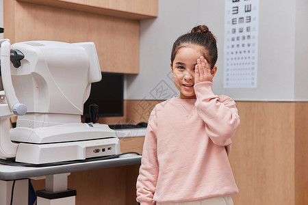 医院检查视力的小女孩图片