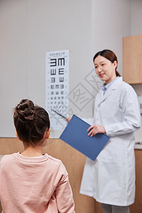 女医生检查儿童视力图片