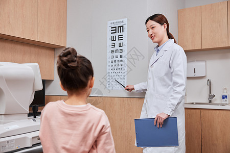 女性医生使用视力表检查儿童视力图片