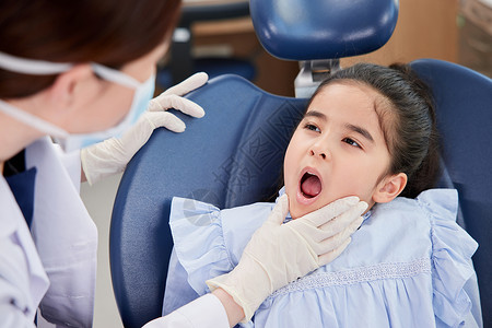 健康情况在医院检查牙齿情况的小女孩背景