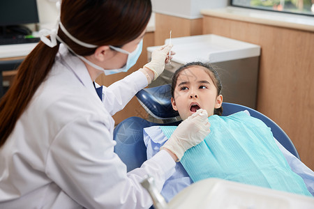 牙医院医院检查牙齿的小女孩背景