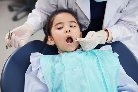 在医院检查牙齿的小女孩背景图片